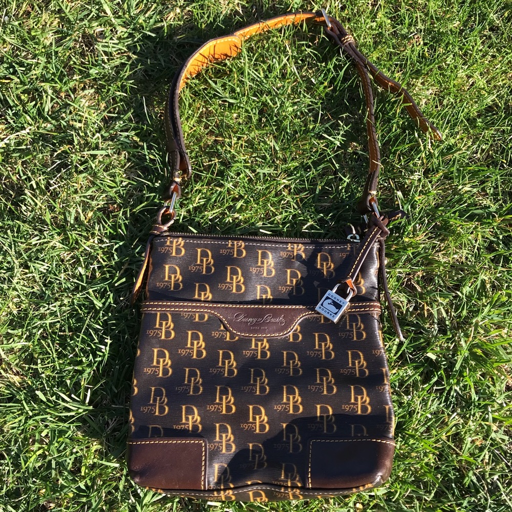 Super trendy Dooney & Bourke satchel hand bag!